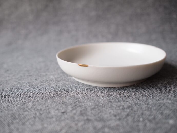 金継ぎされた白い小皿
