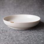 金継ぎされた白い小皿