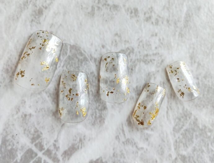 クリアチップに金箔を散らしたネイルアート
