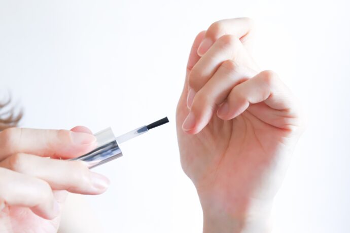 ネイルオイルを塗る様子