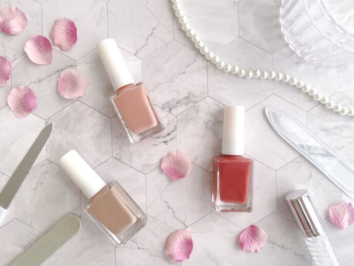 パールや花びらに３本のマニキュア