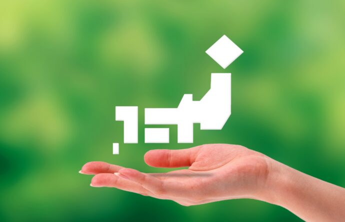 手の平に上に浮かぶ日本地図