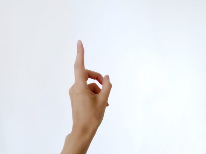 人差し指を上に伸ばしている手