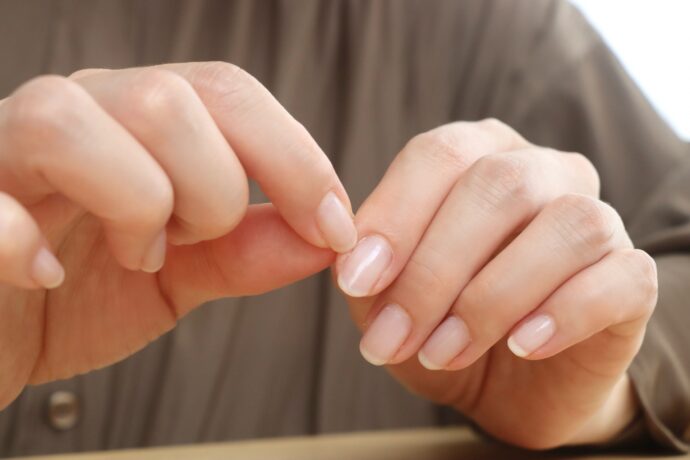 サウドウォールを触っている女性の手元