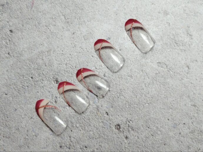 あずきレッドの変形フレンチネイル