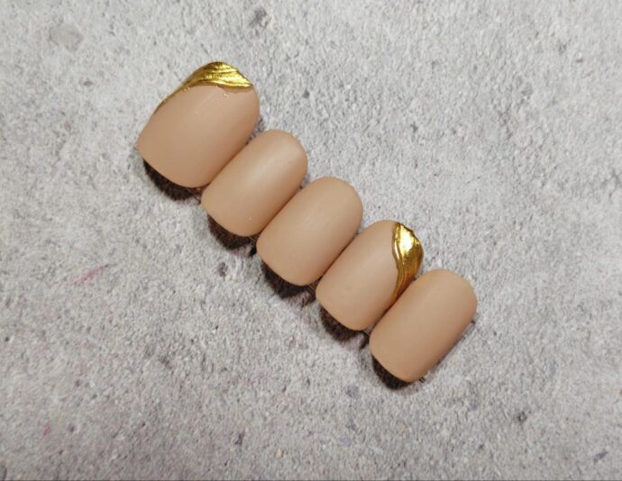 マット仕上げ×金継ぎ風デザインネイル