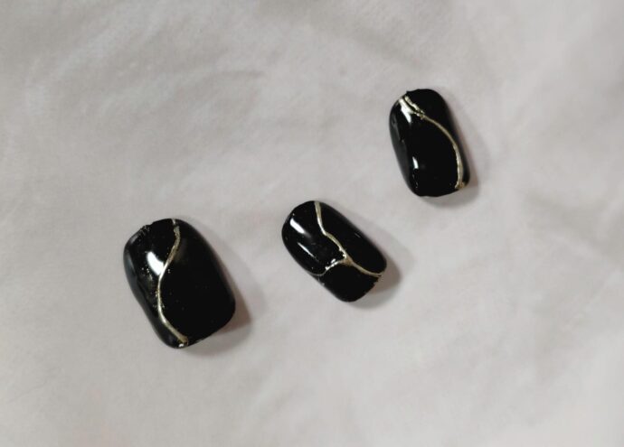 クールでスタイリッシュな金継ぎデザインネイル