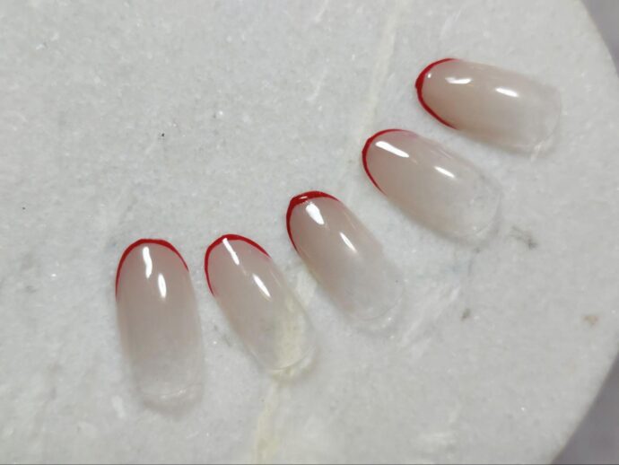 赤にスキニーフレンチのネイルチップ