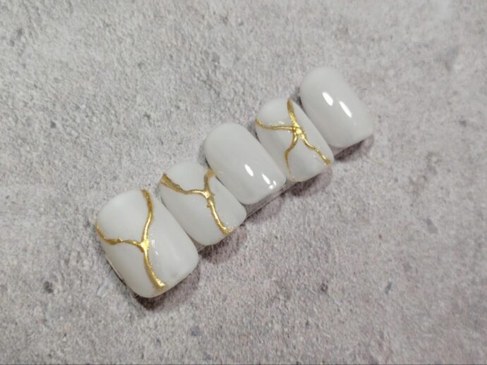 定番カラーの金継アートのネイルチップ