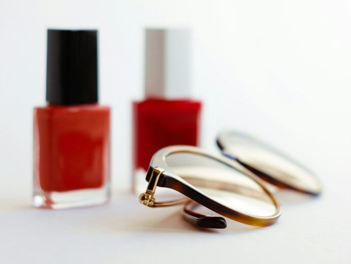 赤いマニキュアとメガネ