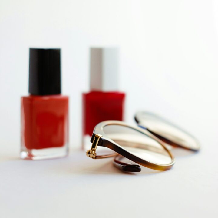 オフィスで怒られない赤ネイルってあるの？浮かない大人デザインガイド