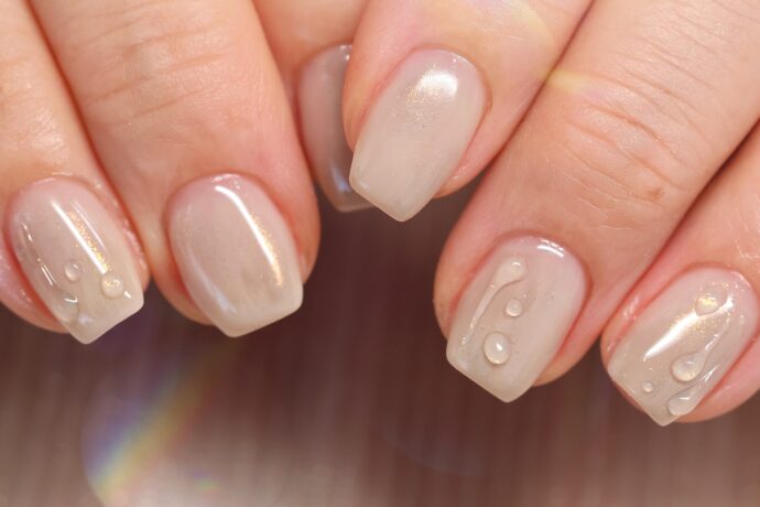 ぷっくりとした立体の水滴ネイルデザイン