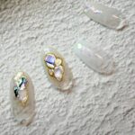 ホワイトネイルでシンプル系のおすすめネイルデザインを紹介する記事のサムネイル