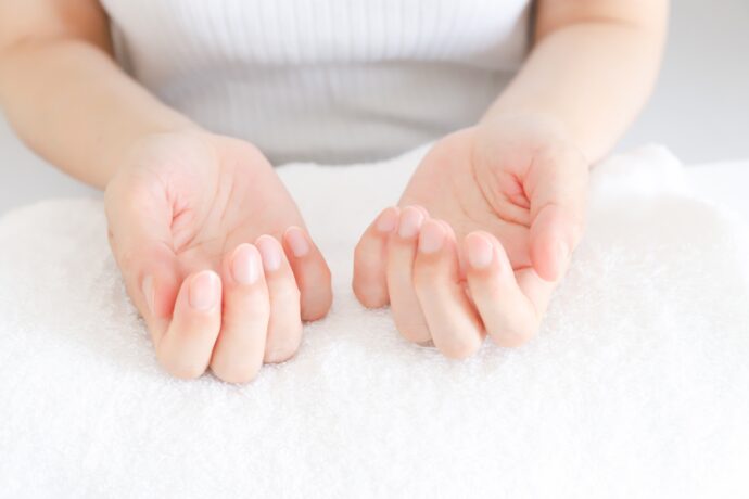 タオルに乗せたきれいな自爪の手