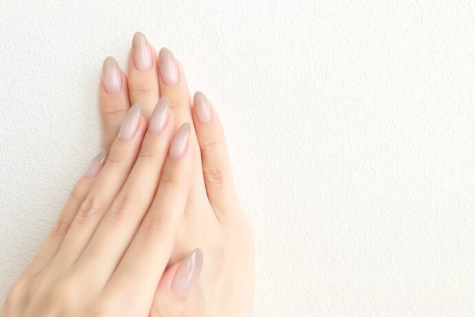 グレーグラデーションのロングネイルをした手