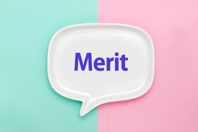 ピンクとブルーの背景にメリット吹き出し