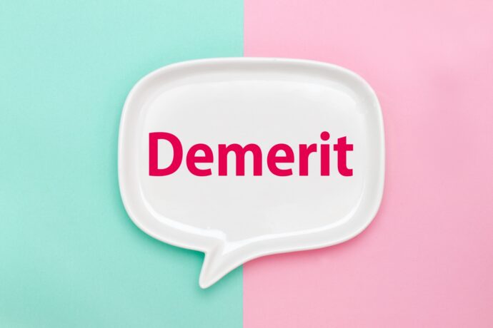 ピンクとブルーの背景にデメリット吹き出し