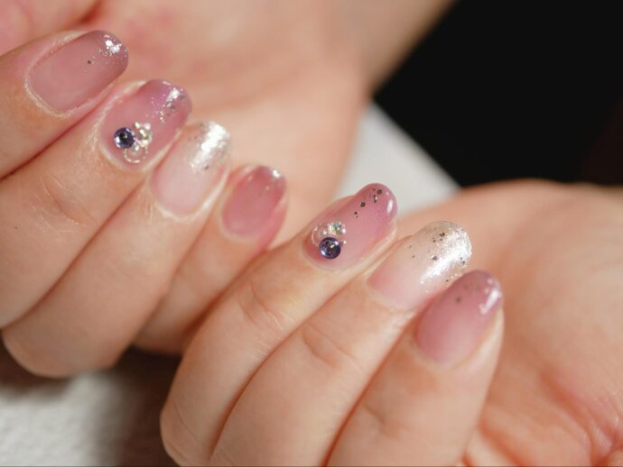 ワンポイントでナチュラルラメグラのチップ