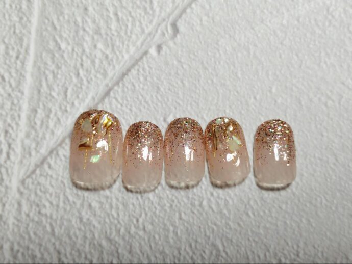 ゴールド系ラメグラ×シェルアートのチップ