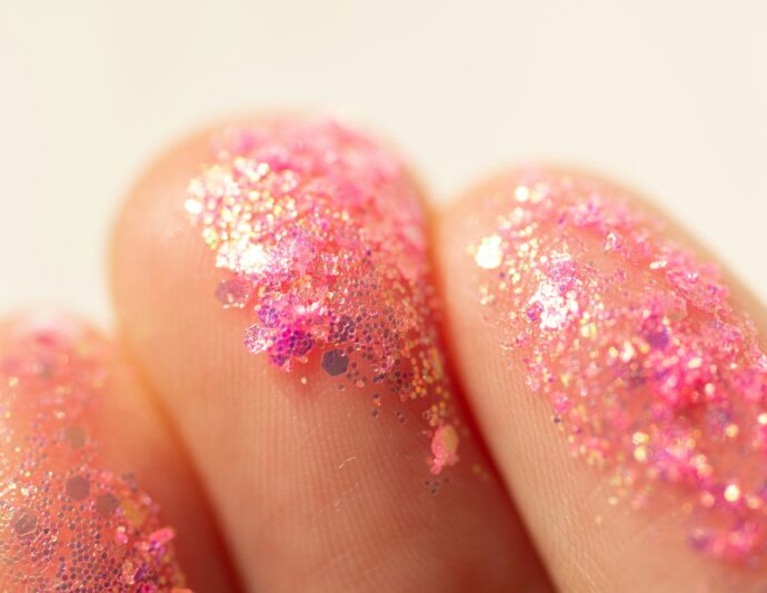 ピンクのラメが指に付いた様子