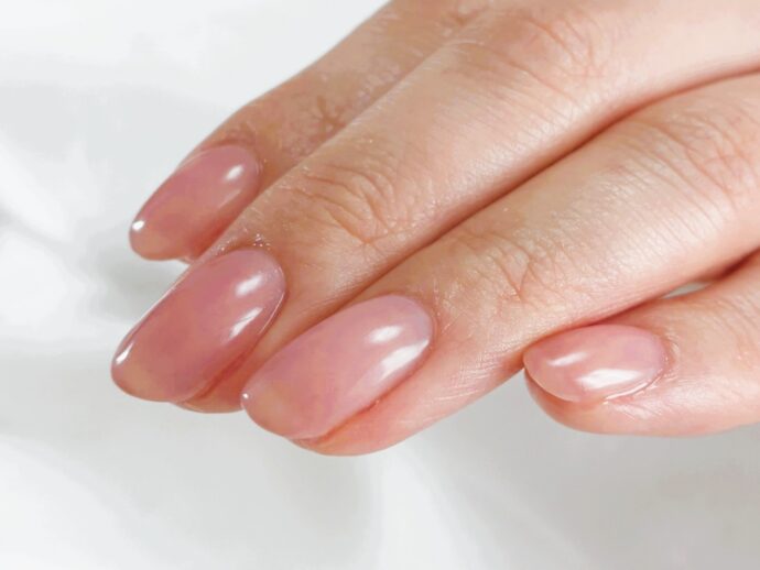 爪先にフォーカスを当てたナチュラルなピンクのネイル