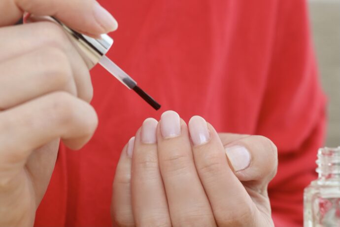 セルフネイルでエッジを塗ろうとしている様子