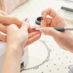 ネイルのエッジとはどこか、塗るとどのような効果があるのかを解説する記事のサムネイル