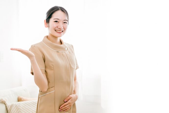 お客様を出迎えるネイリスト